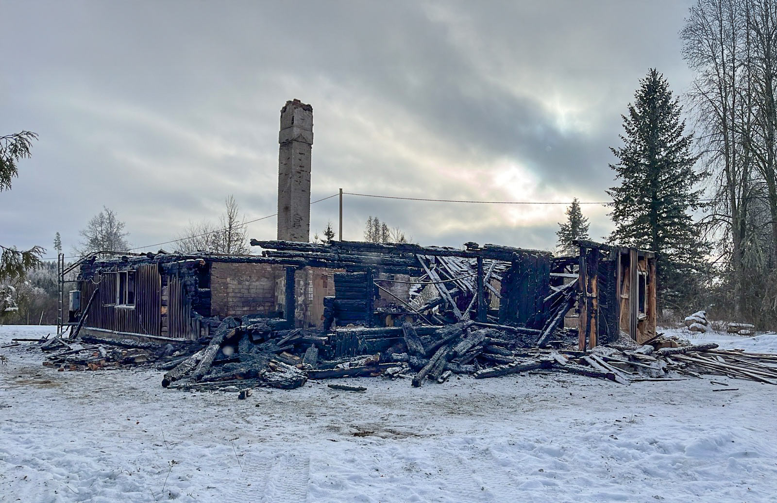 Võrumaal leiti põlenud elumajast hukkunu, tulekahju põhjustas suitsetamine
